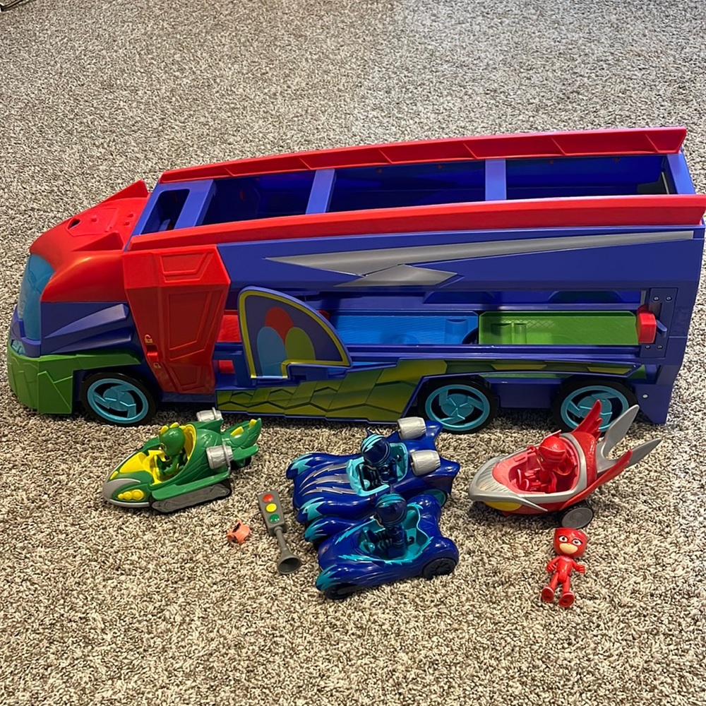 PJ Masks 2 in 1 Transforming Mobile HQ with Cars!
